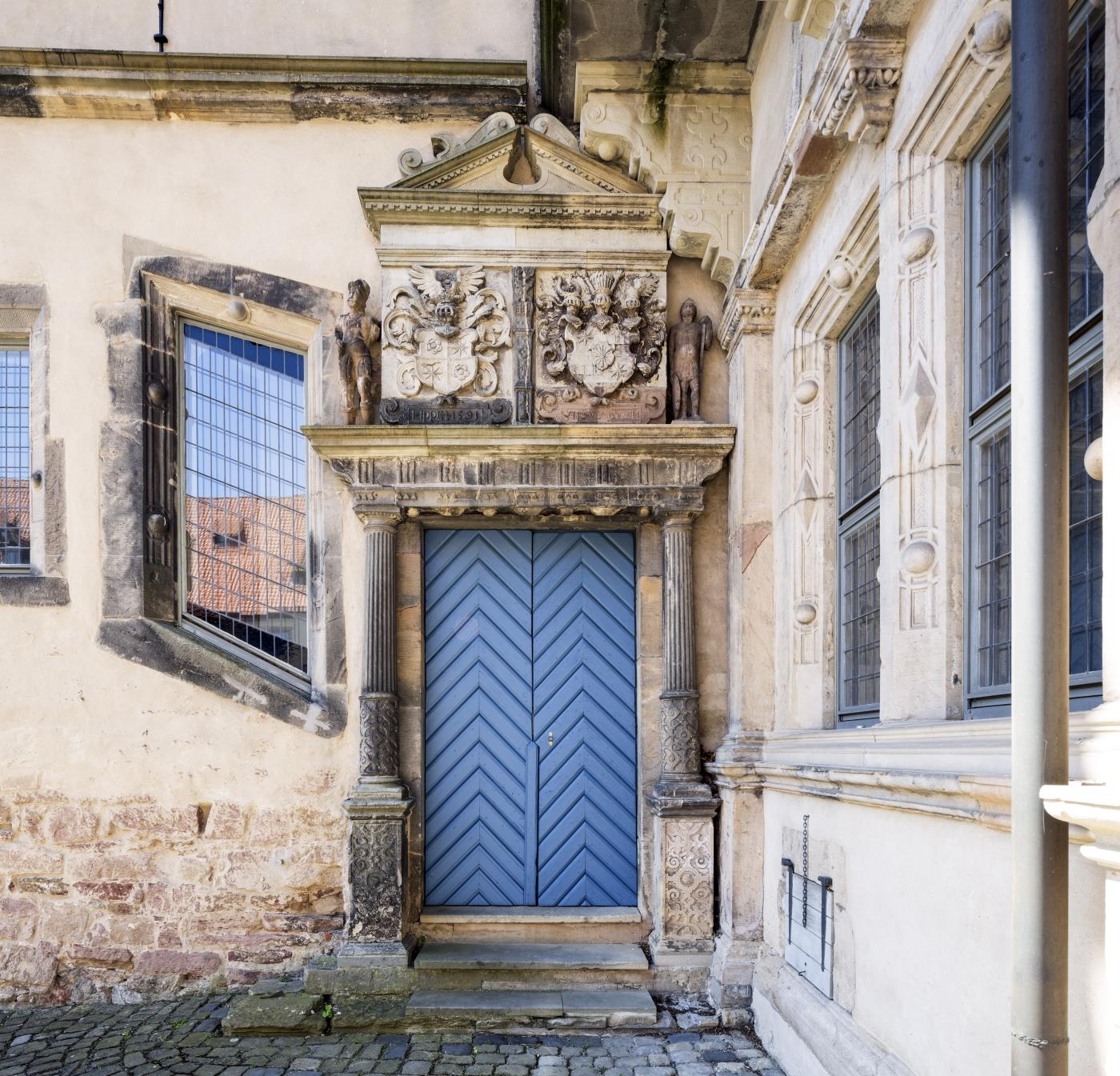 Portal mit Wappen
