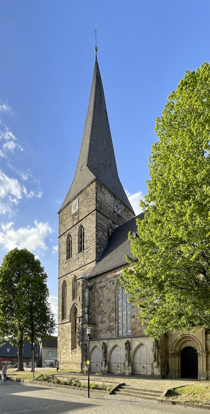 Südfassade mit Kriegerdenkmal und romanischem Südportal
