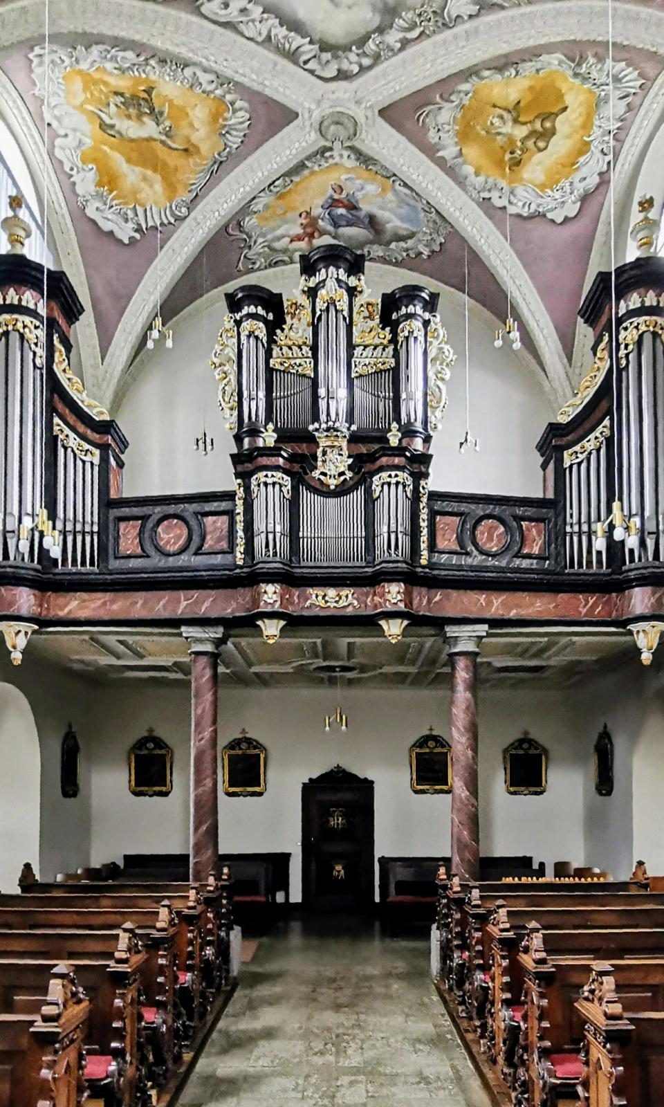 blick Richtung Orgel in der Kreuzbergkirche 