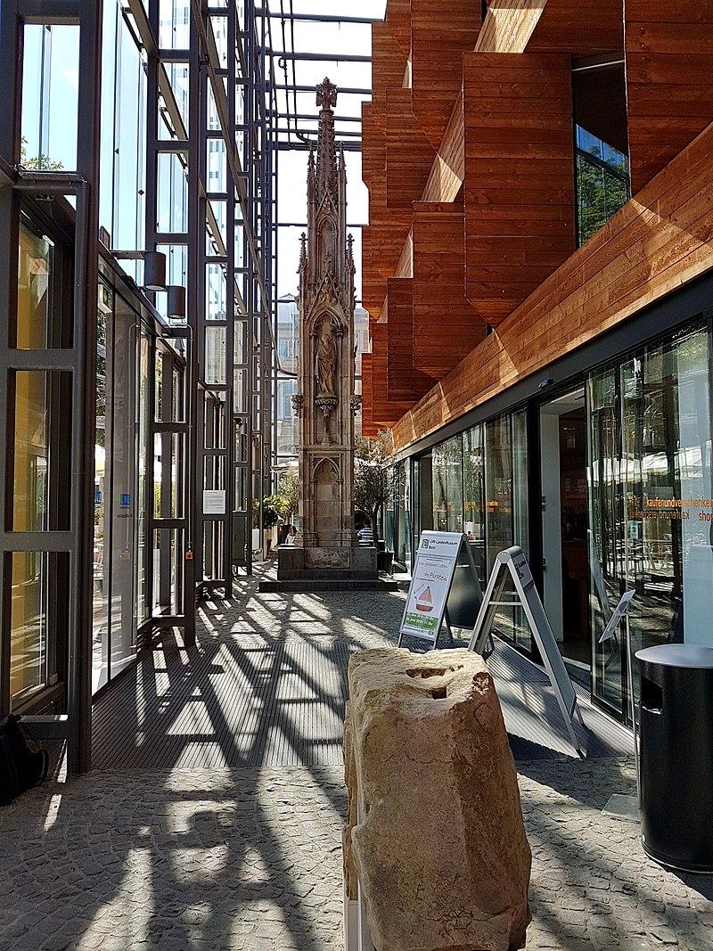 Gang zwischen Glasvorbau und innerer Holzfassade