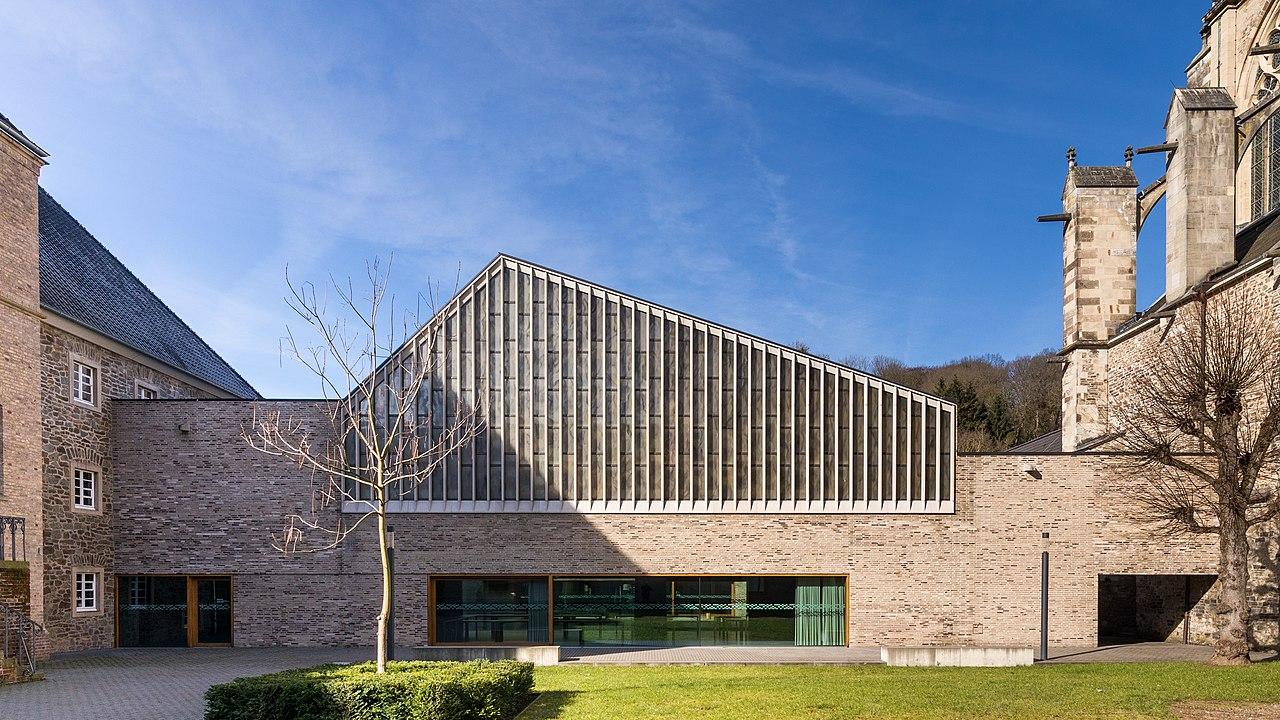 Neubau der Christkönigskapelle, Dachüberhöhung Giebelwand