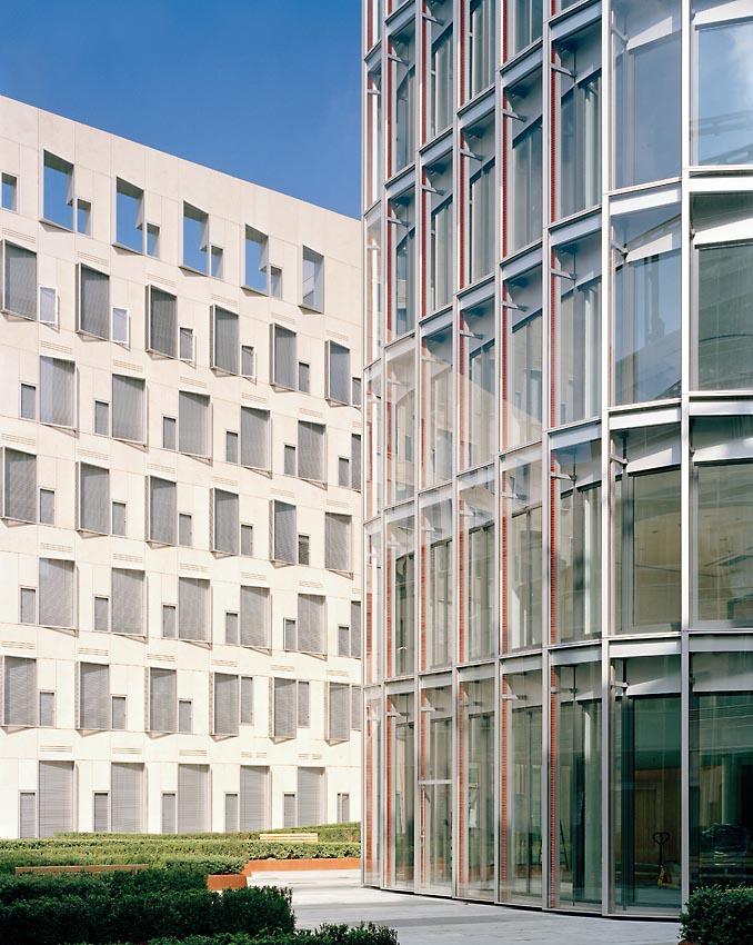 Ansicht Riegel und Fuß des verglasten Turms