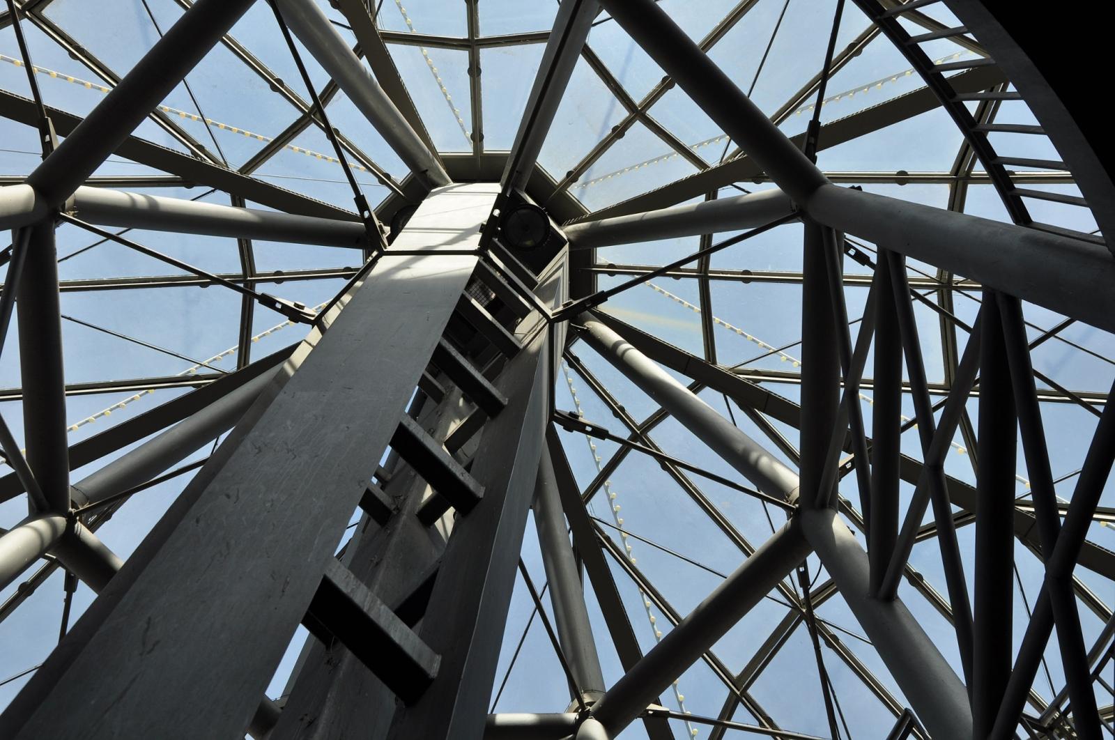 Blick von unten in die Dachkonstruktion der Haltestelle Reinoldikirche