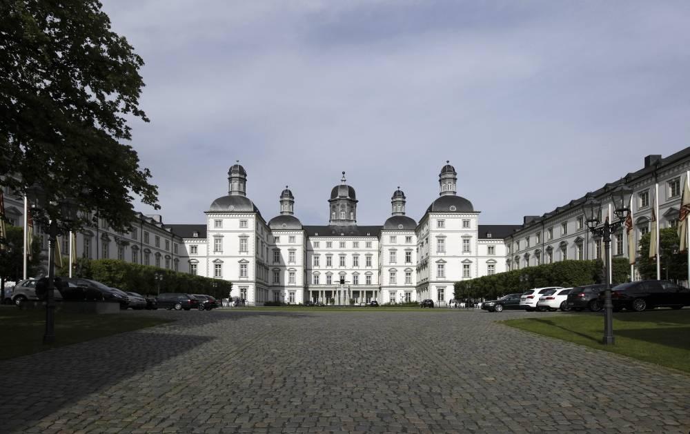 Blick über den Ehrenhof zum Hauptgebäude