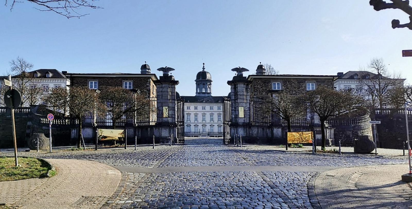 Blcik durch die Torbauten zum Schloss Bensberg