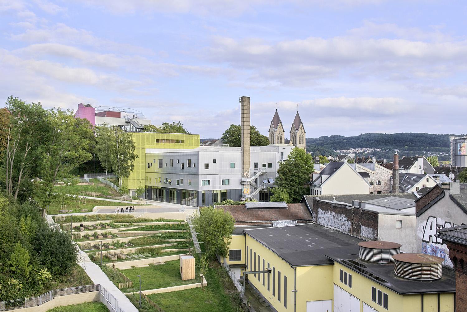 Außenperspektive, terrassierte Außenanlage