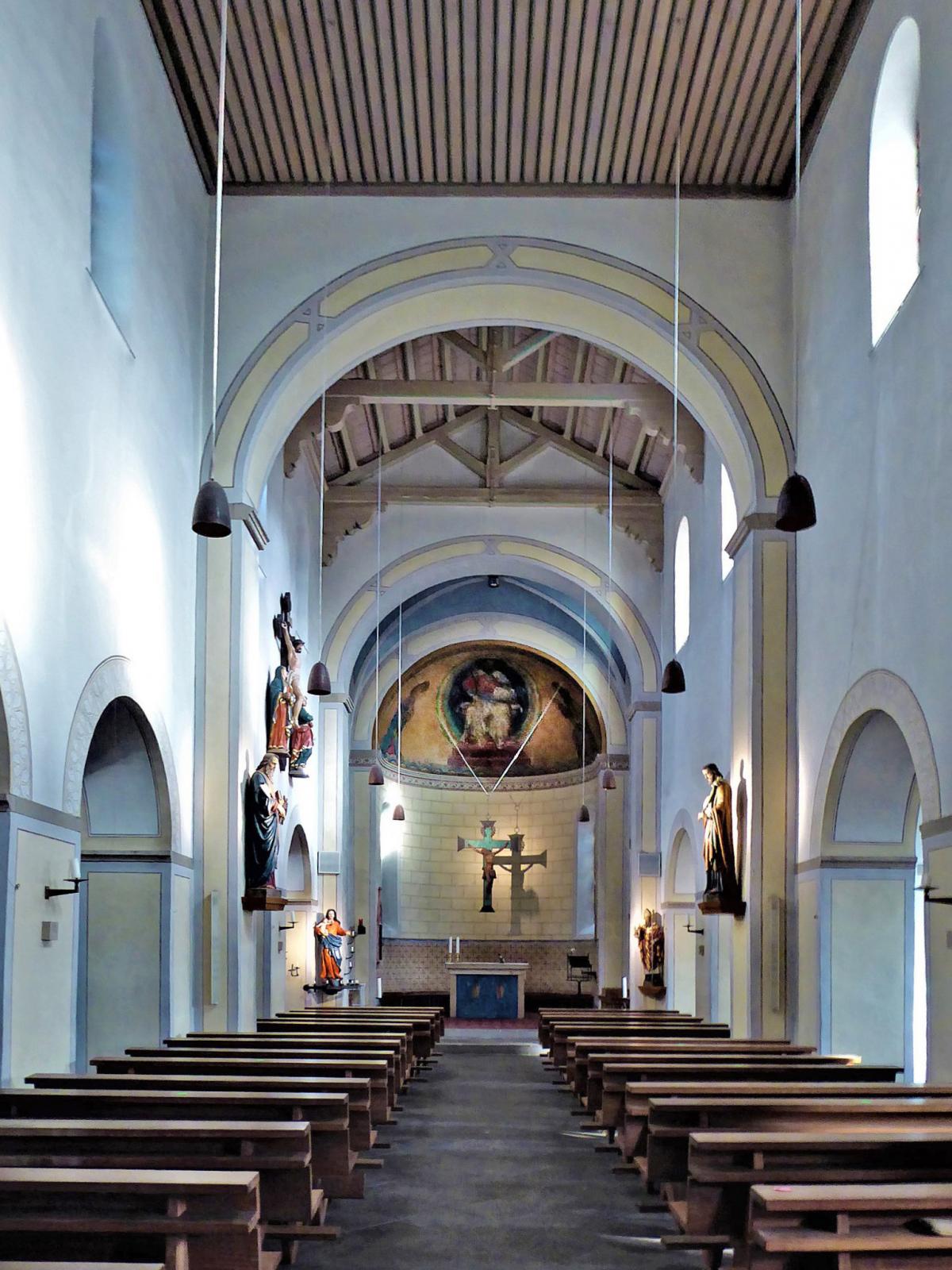 Kirchenraum mit flacher Holzbalkendecke, geneigte Decke über dem Chor