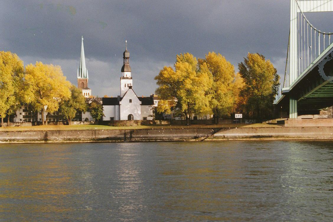 Rheinpromenade, Kirchen St. Clemens und St. Mauritius (Hintergrund), Mühlheimer Brücke