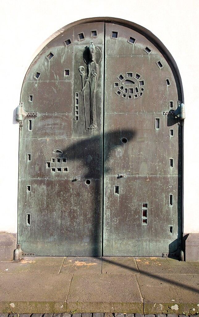 Von Joachim Schürmann entworfenes Bronzeportal mit figürlicher Darstellung des heiligen Clemens