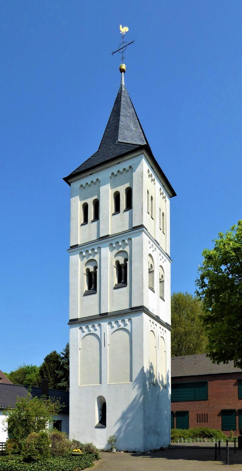 Romanischer Kirchturm aus dem 13. Jahrhundert