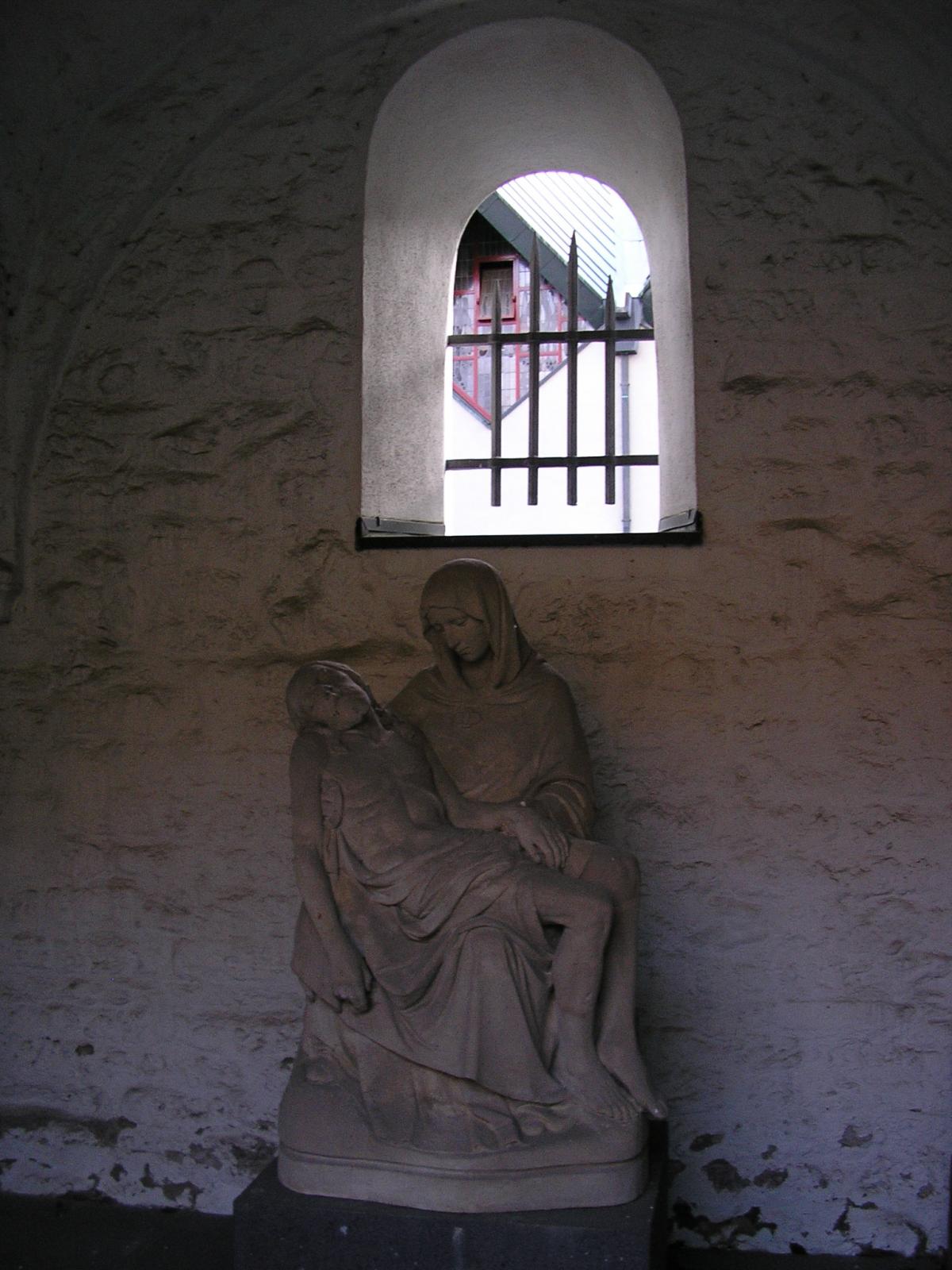 Marienfigur im Kirchturm, im Hintergrund Nebau der Kirche St. Brictius