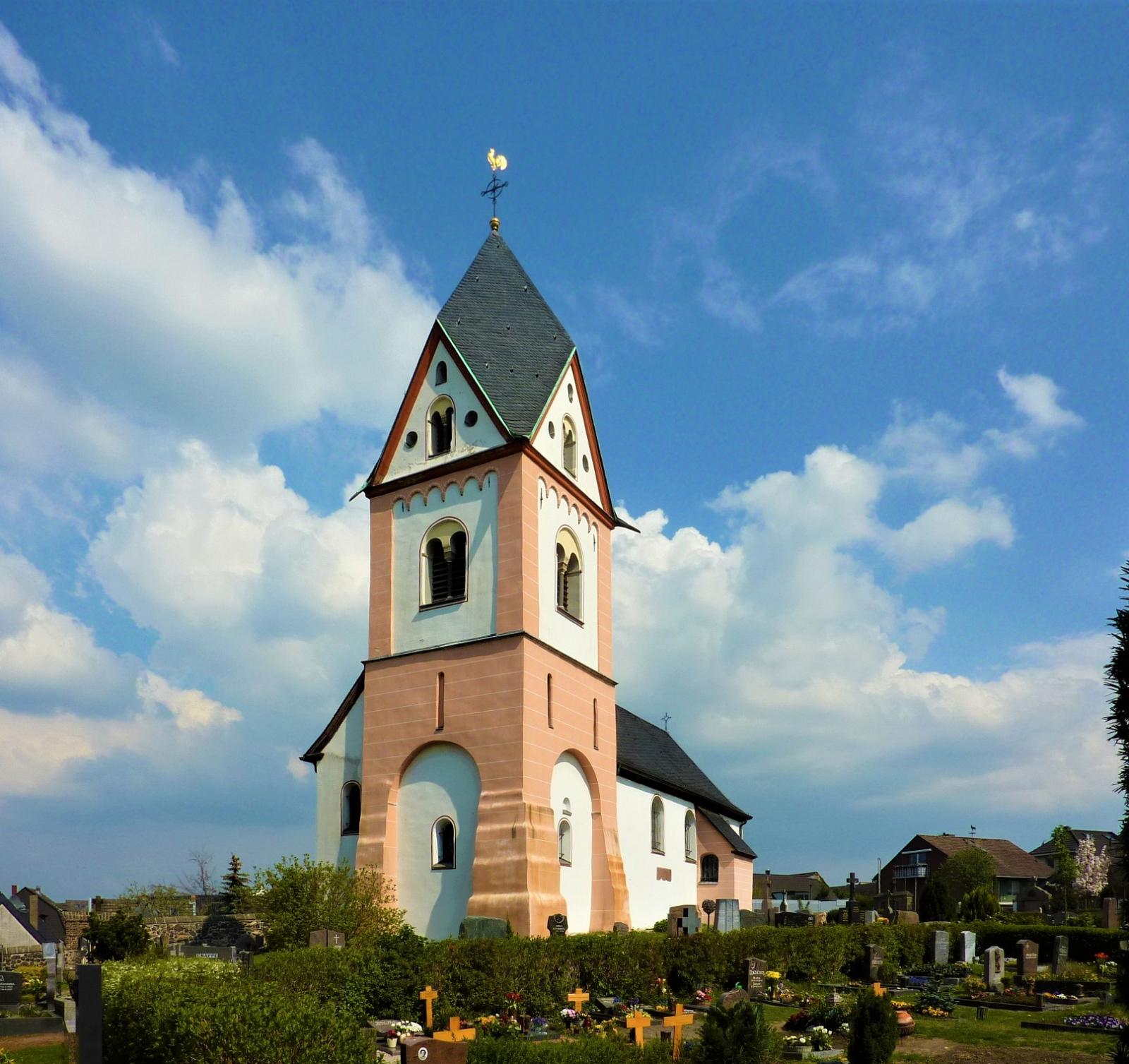 Kirchturm mit Rhombendach und betonten Eckpfeilern