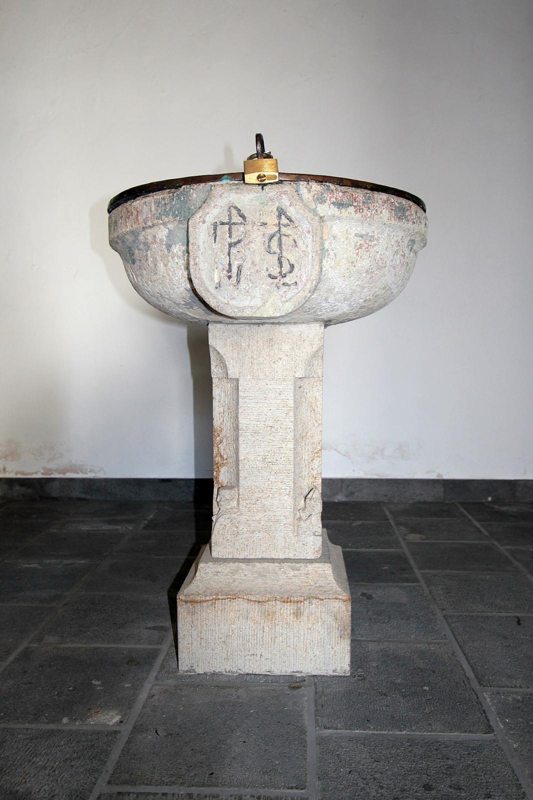 Taufbecken mit Bronzedeckel nach gotischem Stil