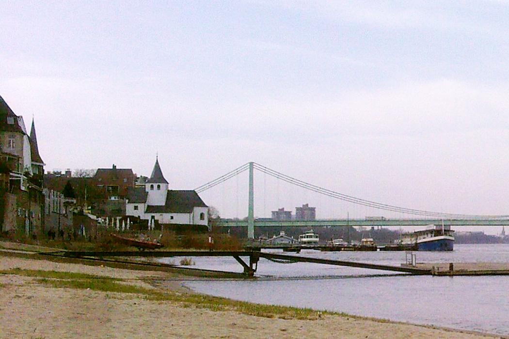 Ansicht aus Blickrichtung Südosten, im Hintergrund die Rodenkirchener Rheinbrücke