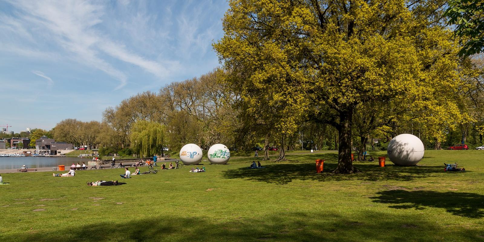 Aasee, im Hintergrund Skulpturen Giant Pool Balls von Claes Oldenburg, 1977