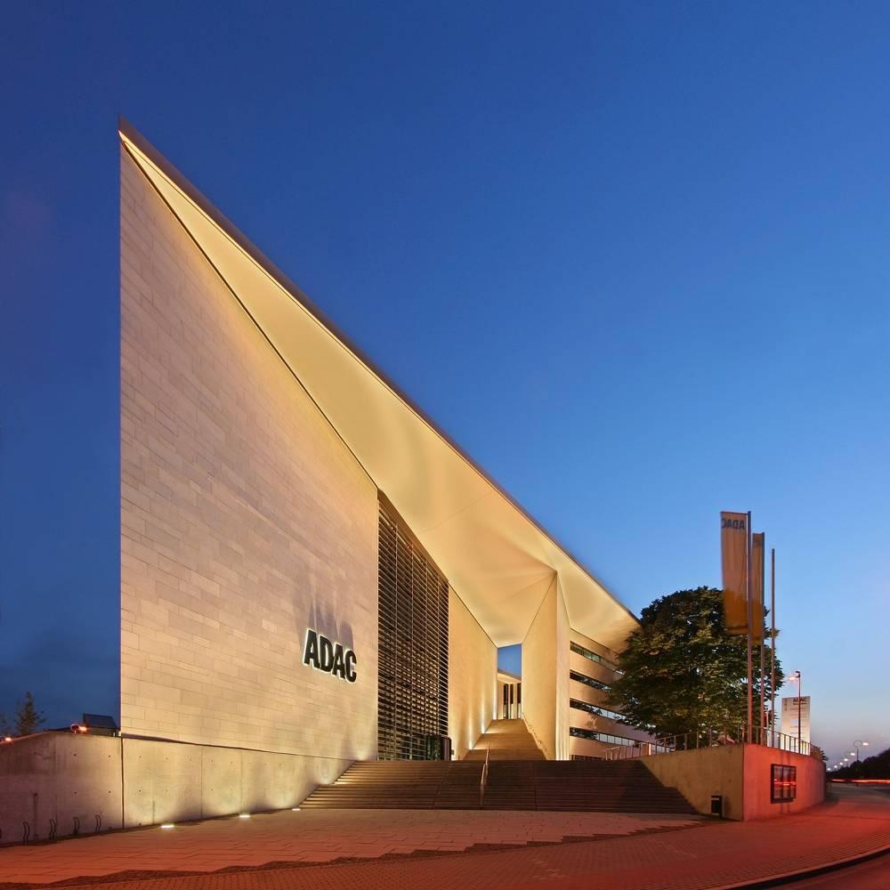 ADAC Gebäude zur Blauen Stunde - Haupteingang
