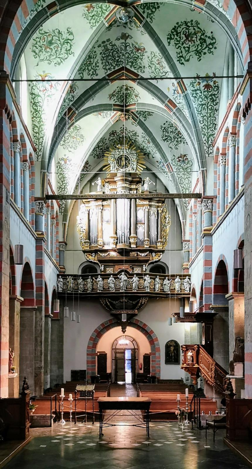 Kircheninnenraum mit Blick Richtung Orgel