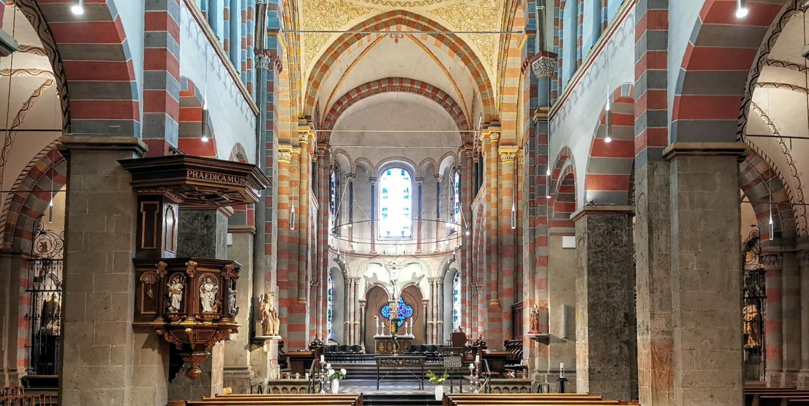 Kircheninnenraum mit Blick zum Chor