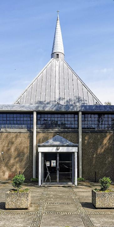 Haupteingang mit Pyramidendach und Dachlaterne des Kirchenraums