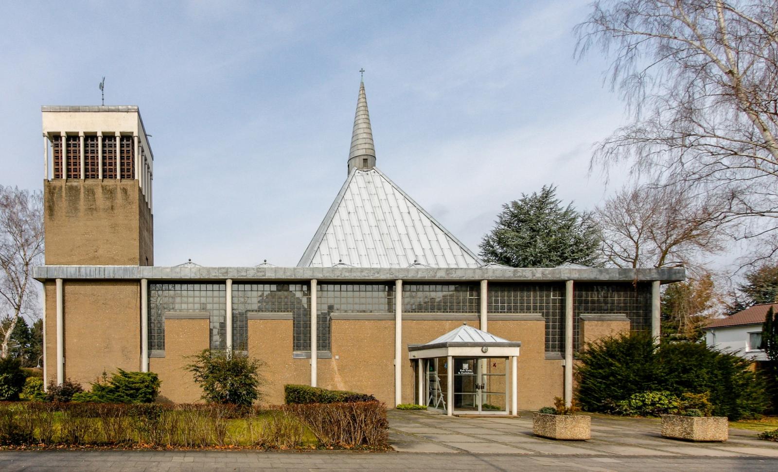 Frontansicht aus Blickrichtung Süden mit Kirchturm, Dachpyramide und Haupteingang