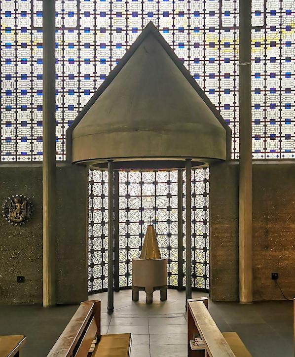 Taufkapelle als halbrunder Nebenraum mit Kegeldach