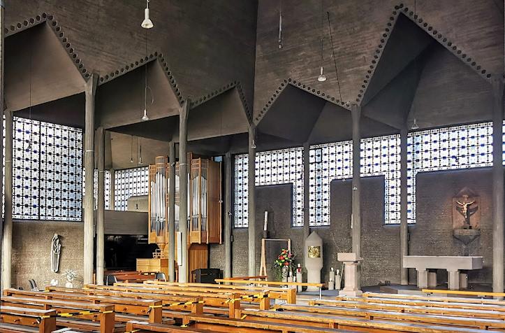 Innenraum Blickrichtung Chrorempore und Kapellennische mit Orgel
