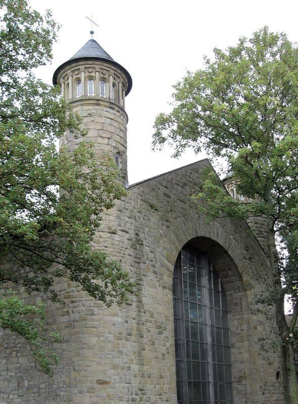 Westfassade und Treppenrürme