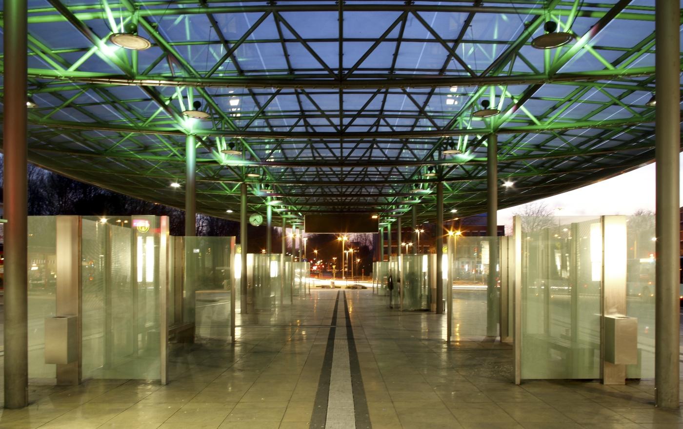 Blick durch den Omnibusbahnhof