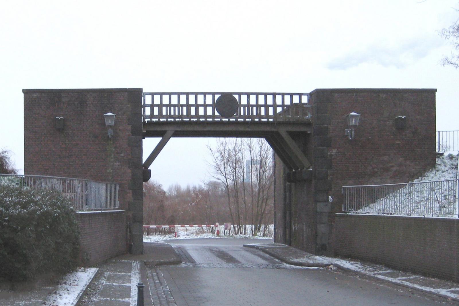 Frontansicht mit Straßendurchführung und Deichbrücke