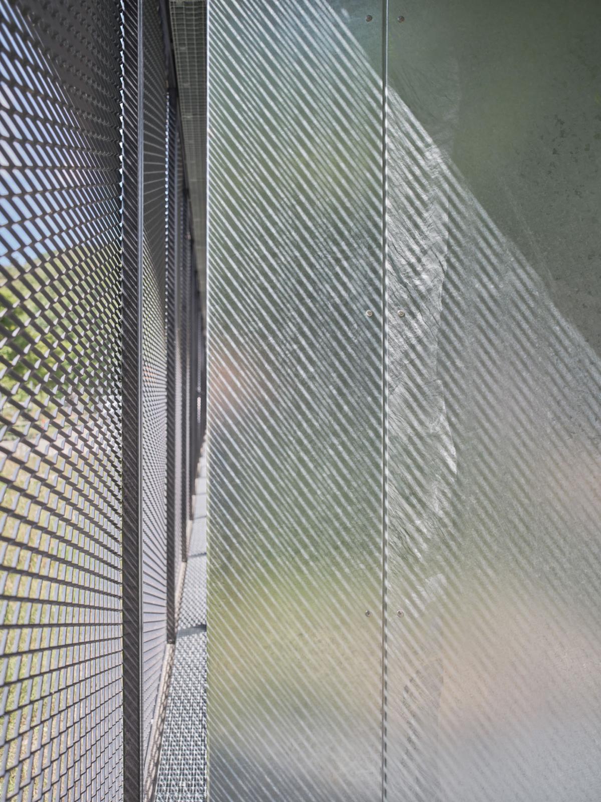 Natürliche Belichtung und Schattenwurf des Sonnenschutzes aus Streckmetall