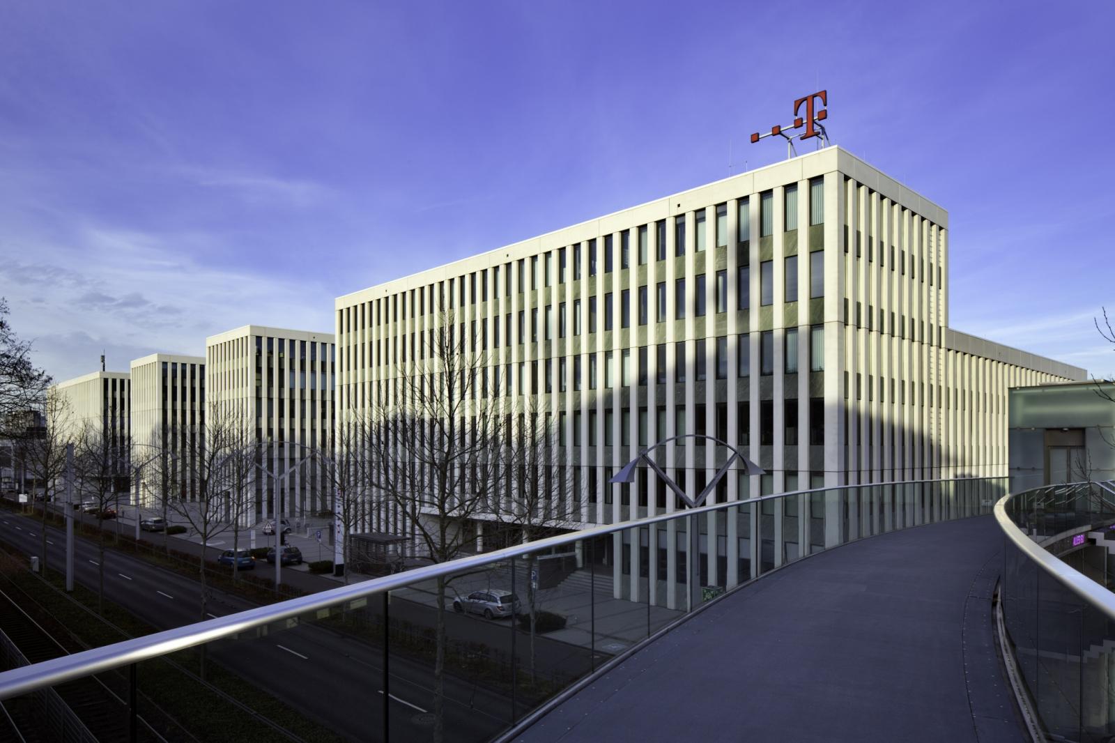 Telekom-Fussgängerbrücke als Verbindungssteg