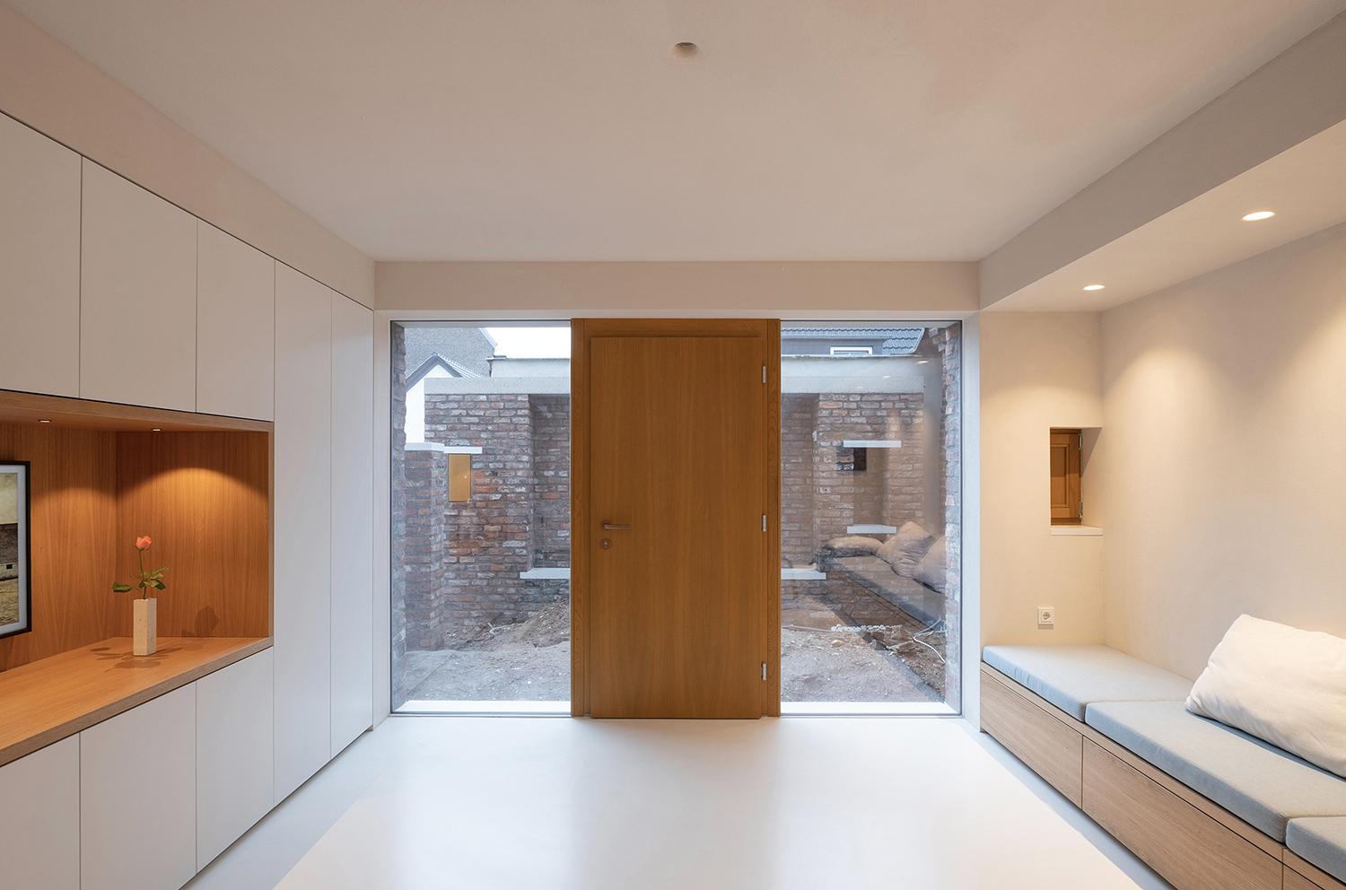 Wohnzimmer, Blick in den Vorhof