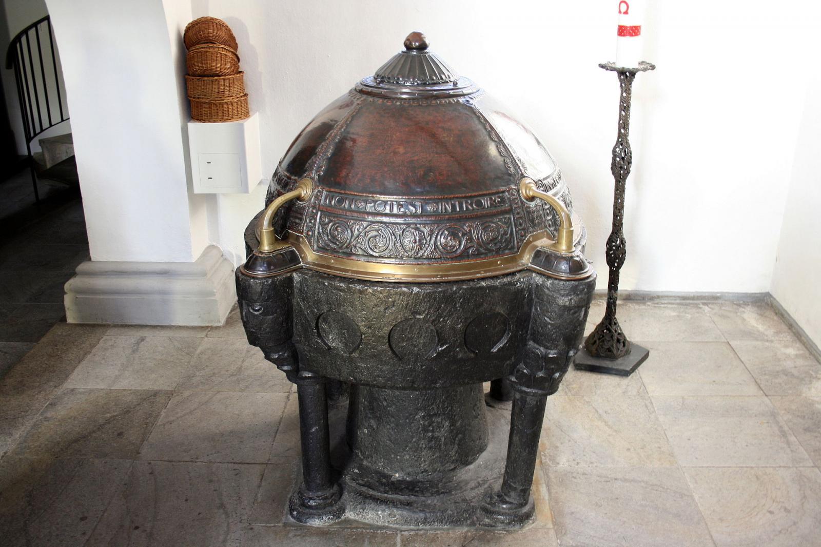 Taufbecken aus schwarzem Granit (12. Jahrhundert, Rhein-Maas-Gebiet, Deckelaufsatz von 1912)