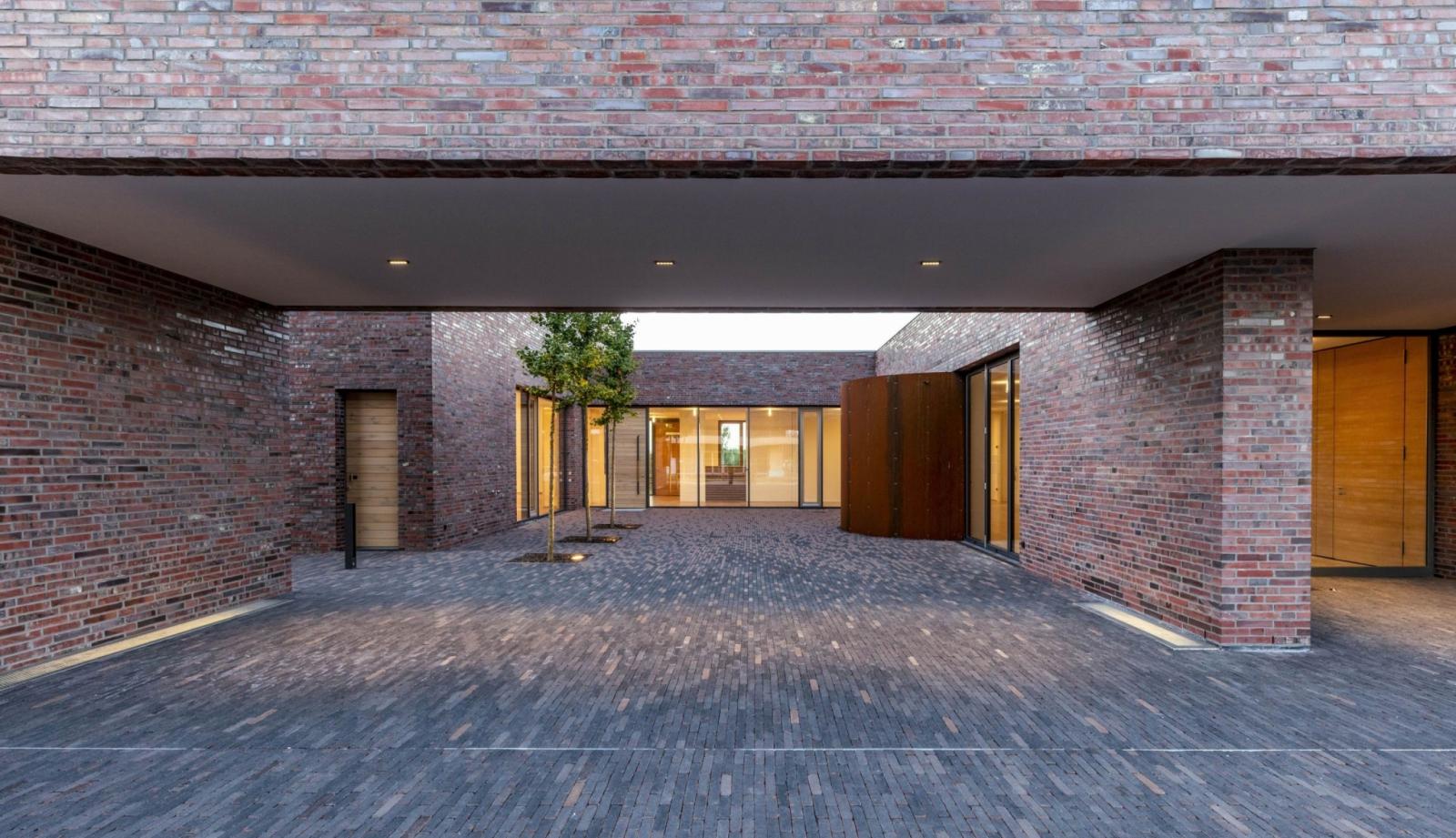 Begegnungszentrum St. Petrus, Blick durch die Kolonnade ins Atrium
