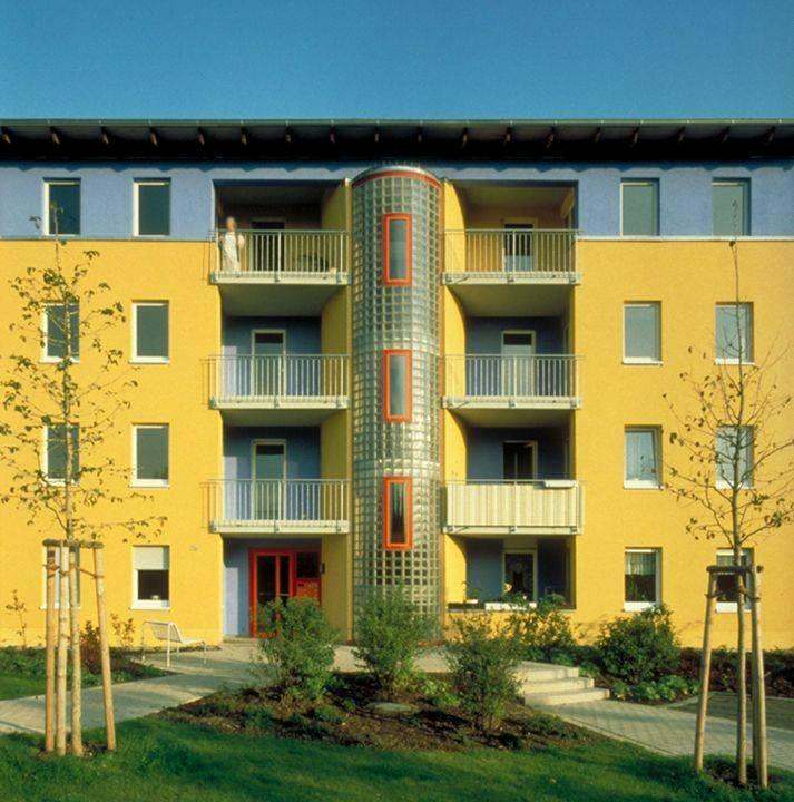 Die ovalen Treppenhäsuer strukturieren die Fassade