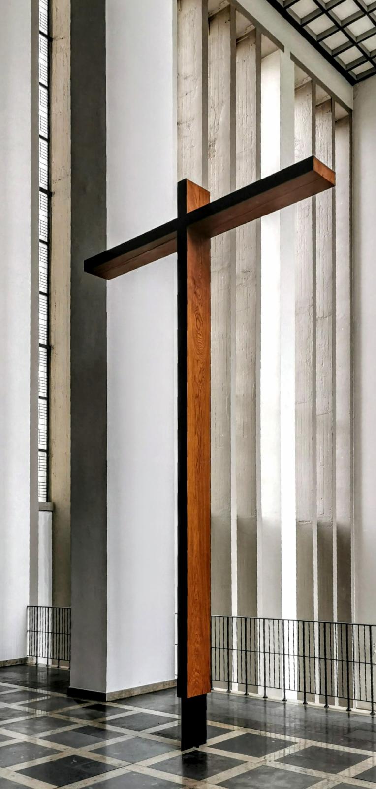 Das neue Kreuz vor der Lichtkammer