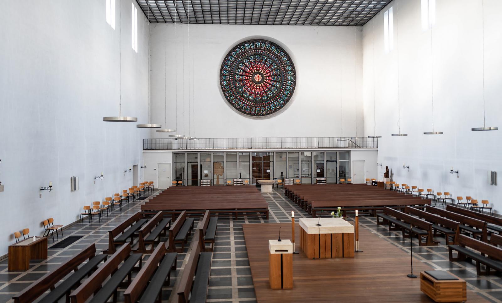 Kircheninnenraum mit Blick zum großen Rosettenfenster