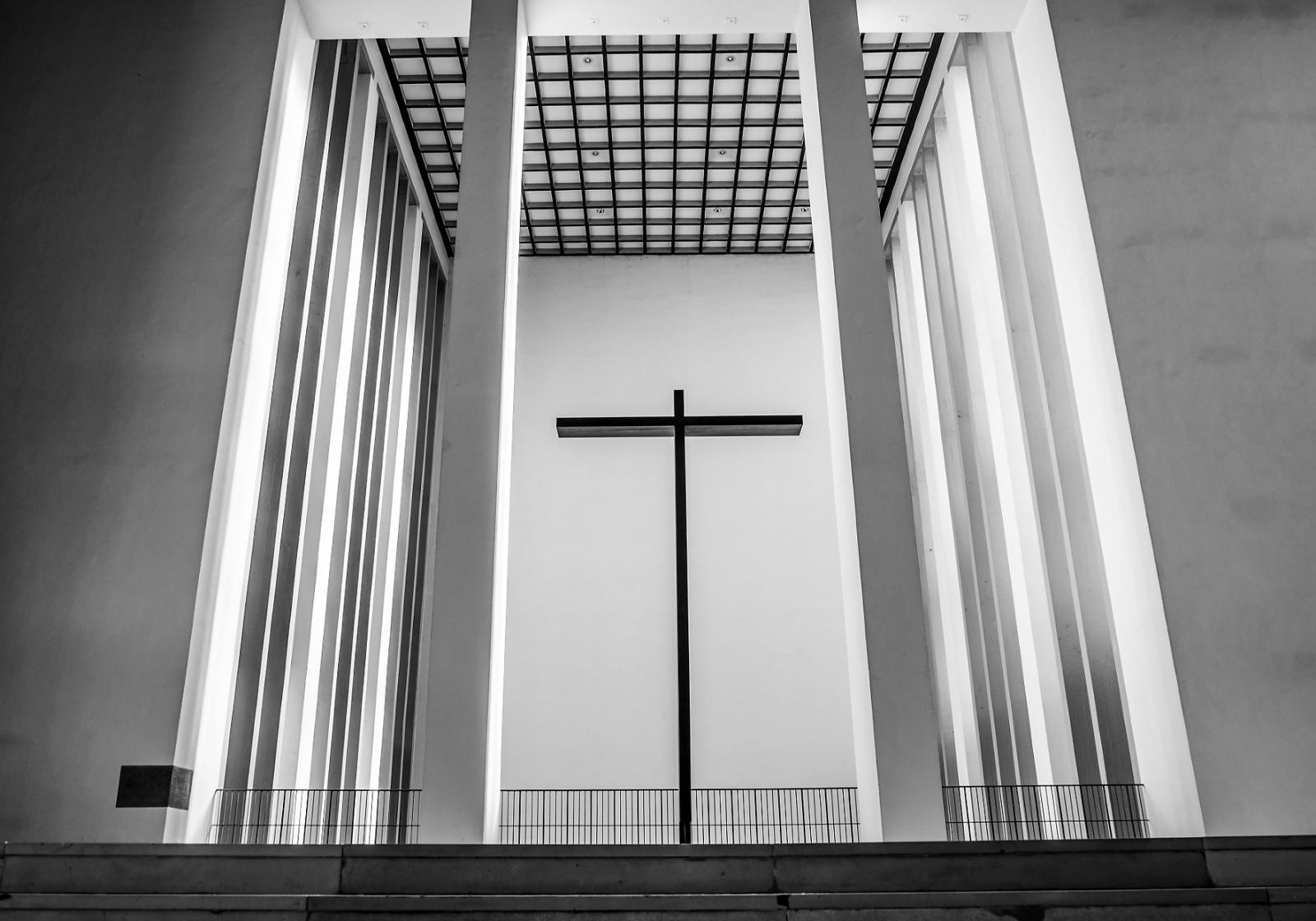Das neue Kreuz vor der 24 Meter hohen Lichtkammer