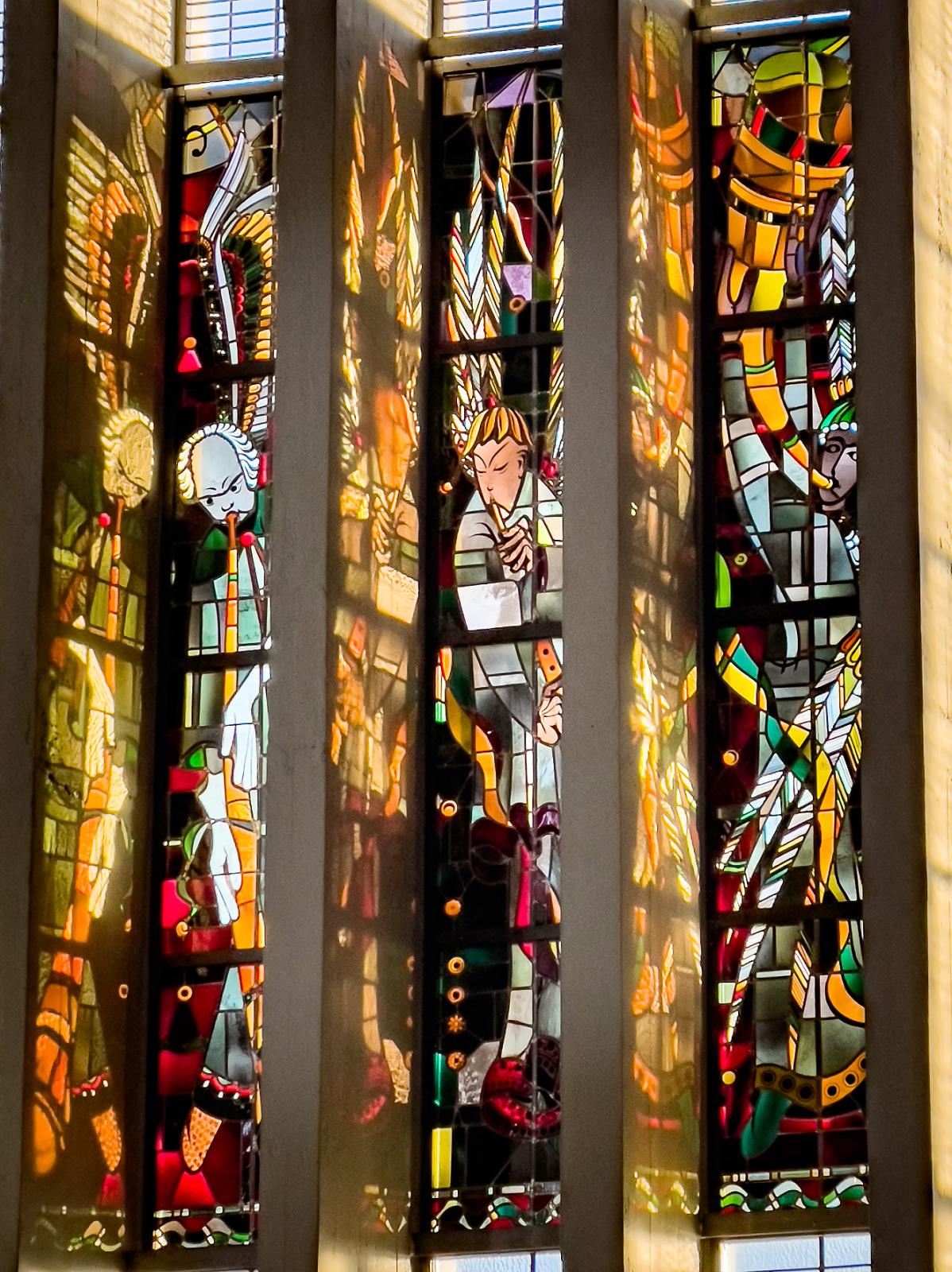 Detail Kirchenfenster im Sonnenlicht