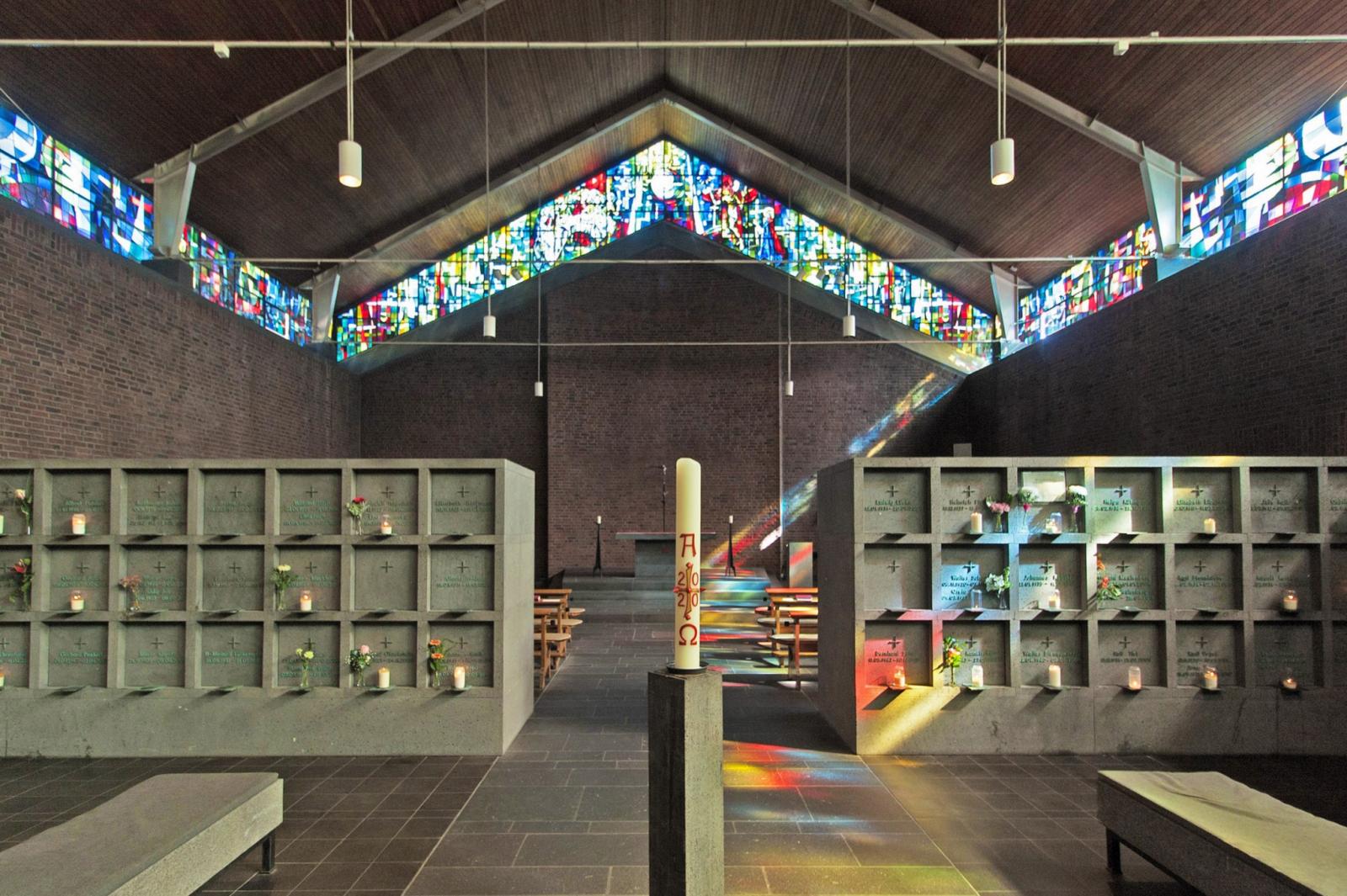 Blick entlang der Mittelachse auf den Altar
