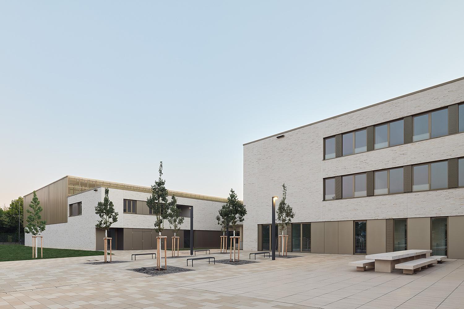 Rückansicht mit Schulhof