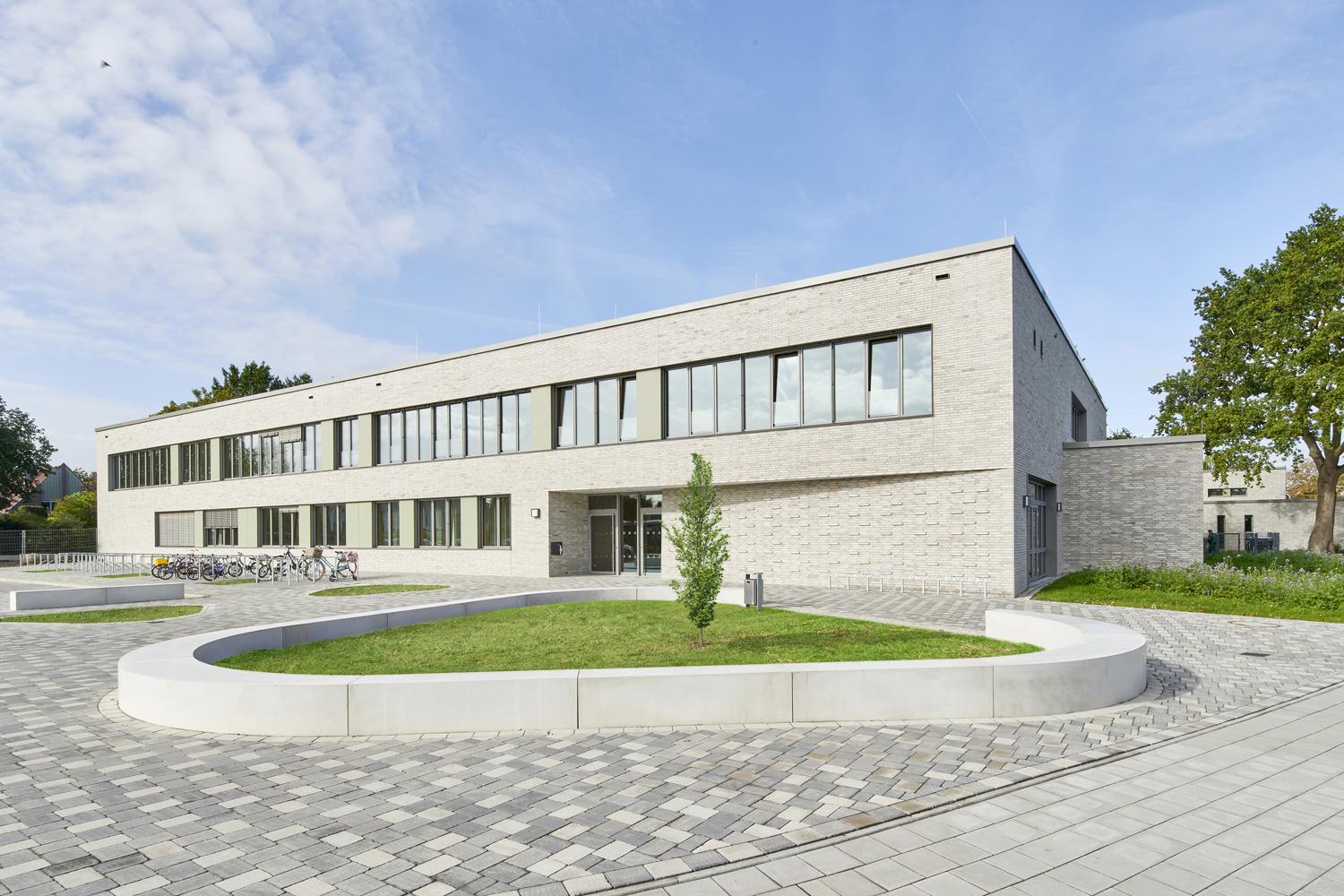 Straßenansicht mit Vorplatz und Haupteingang