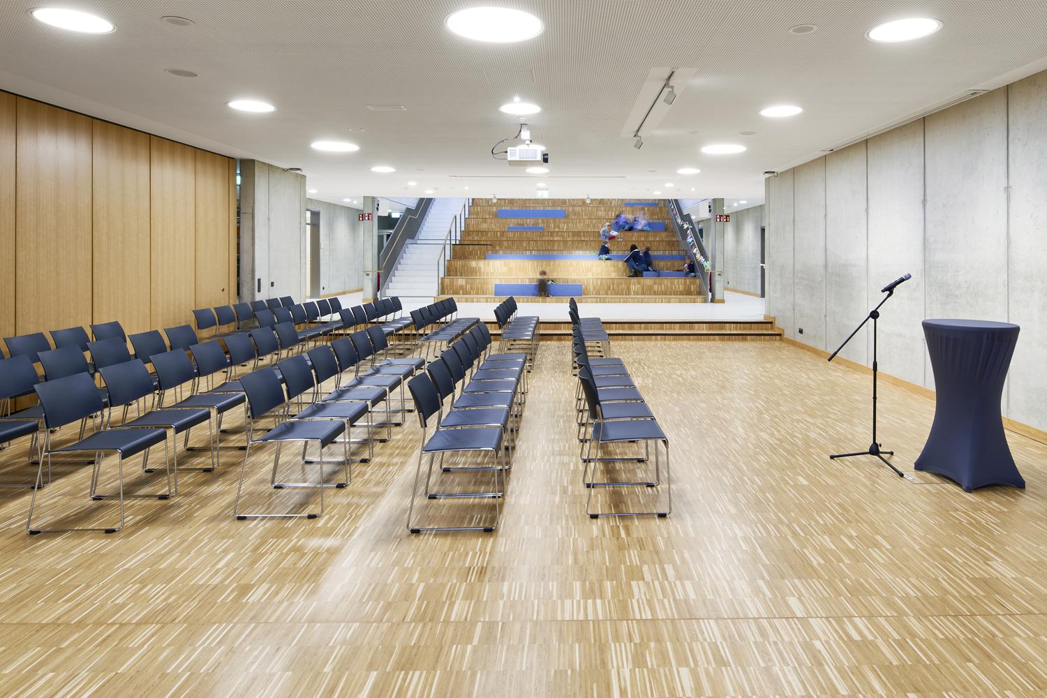 Zentrales Forum mit Tribünentreppe