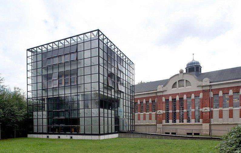Glaskubus und ehemaliges Zechengebäude
