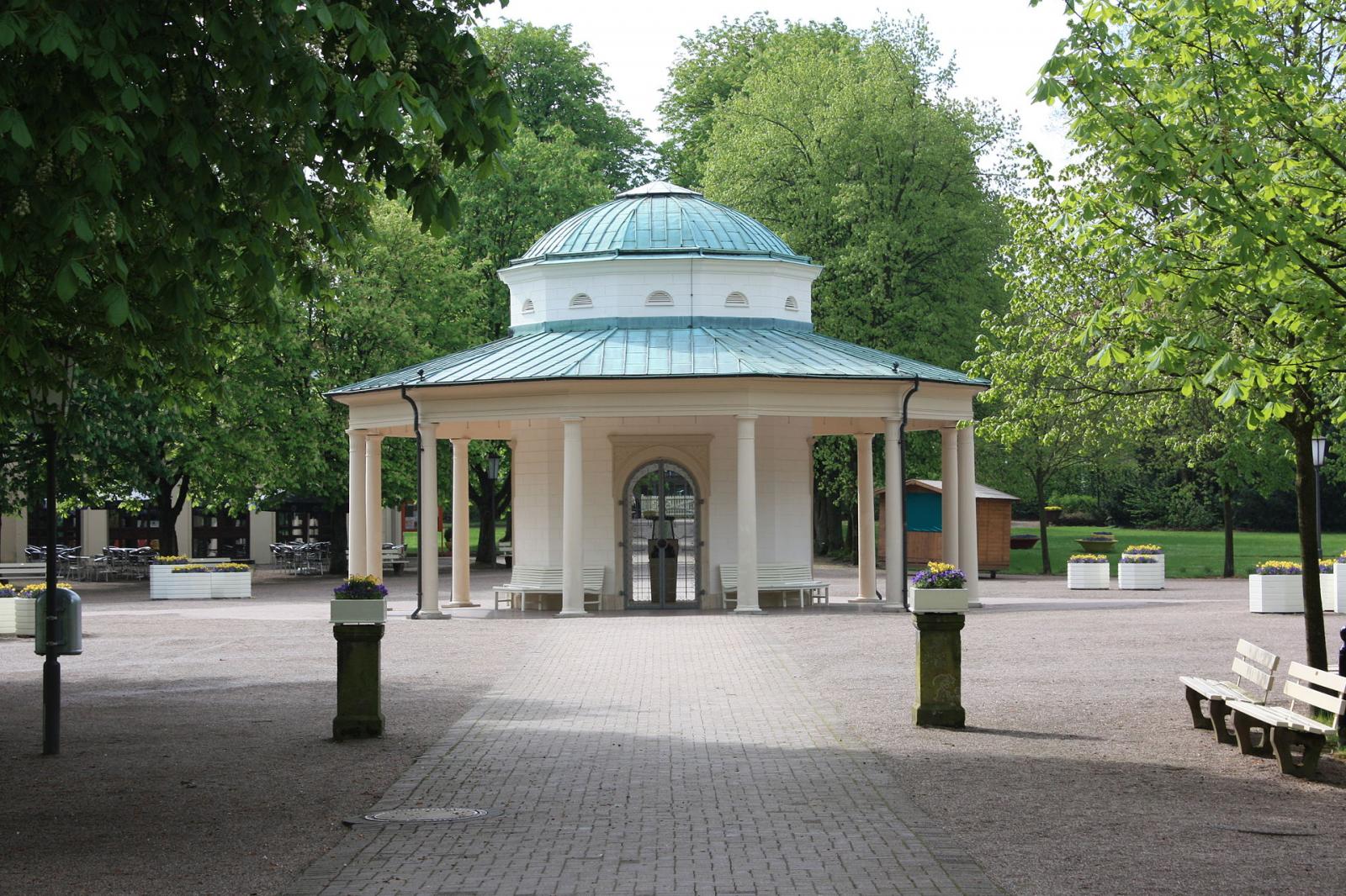 Blick auf den Brunnentempel von 1842 im Kurpark Bad Meinberg