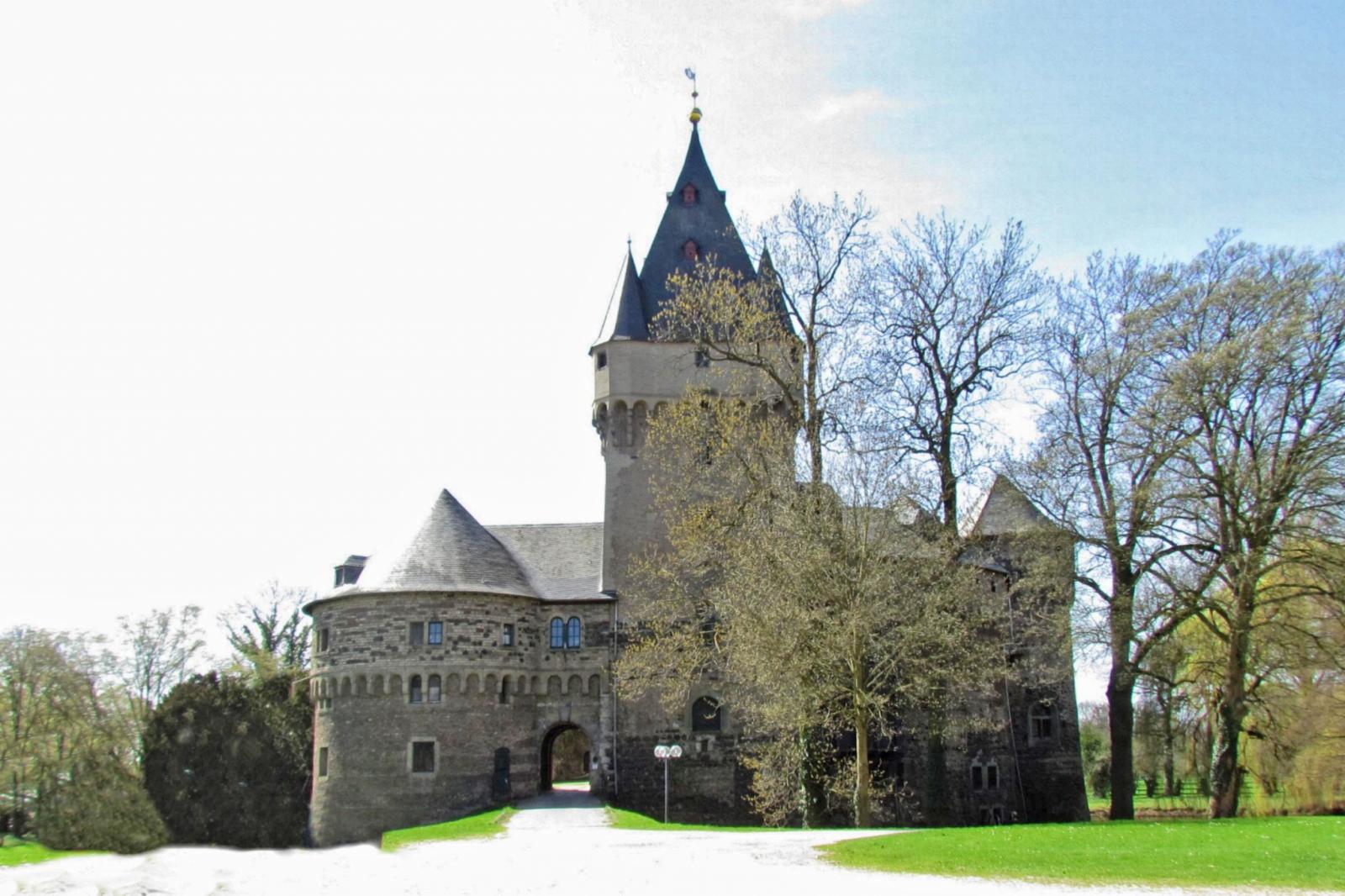 Hauptburg, markanter Nordturm mit Wehrgang und Scharwachtürmen