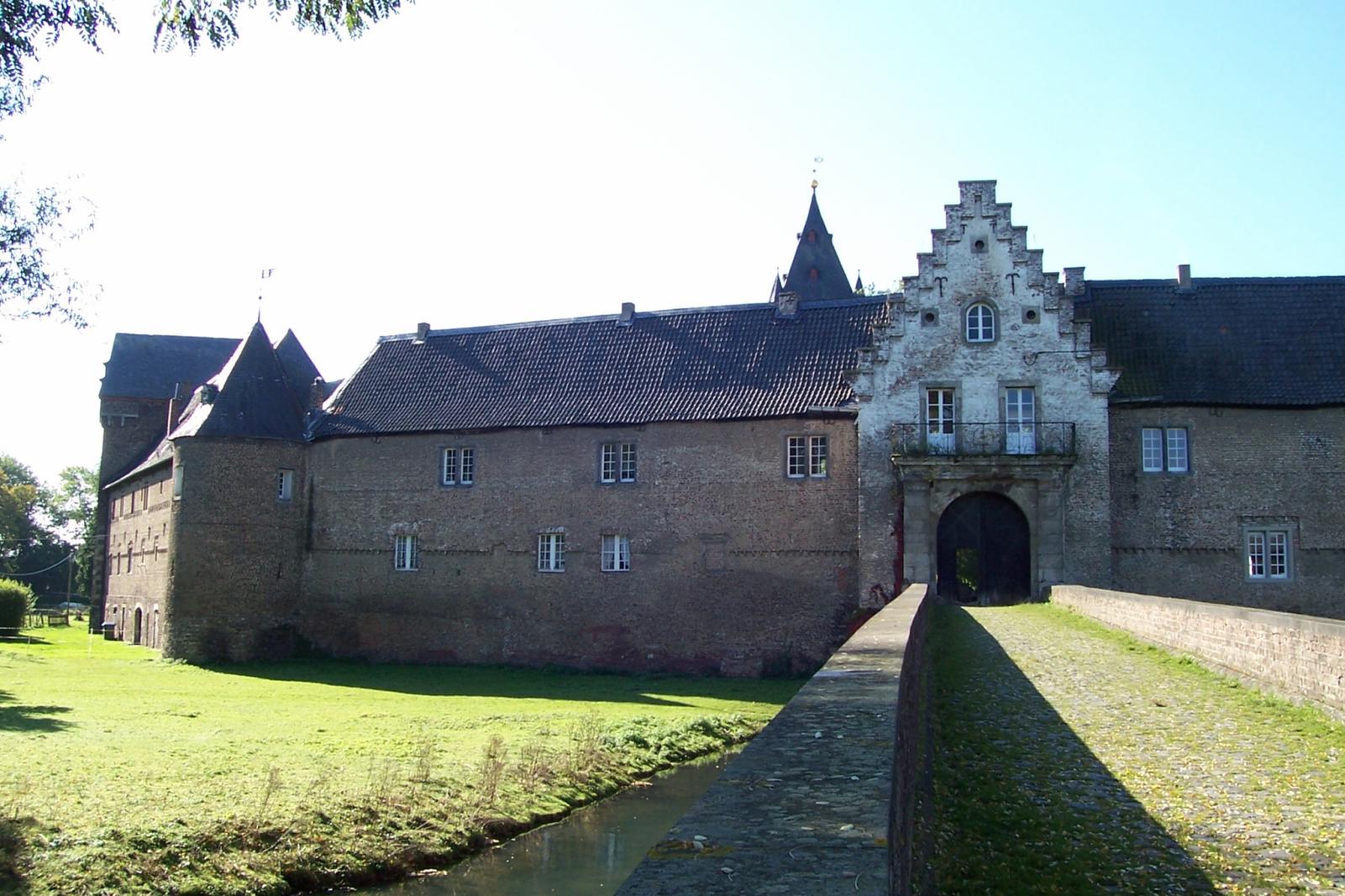 Vorburg, Toranlage mit Treppengiebel