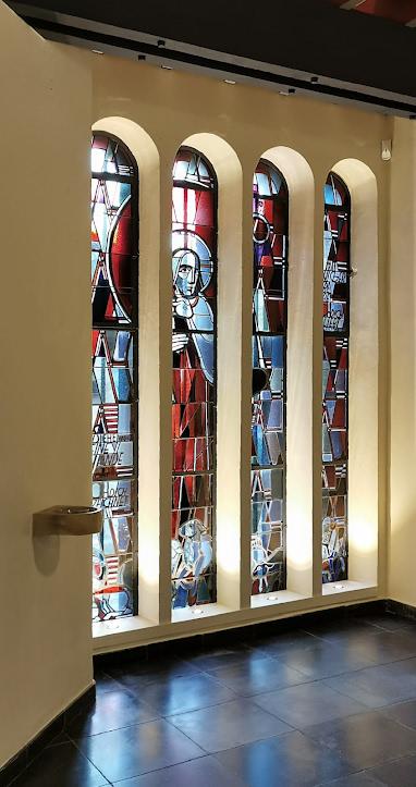 Rundbogenfenster im Anbau von D. Böhm