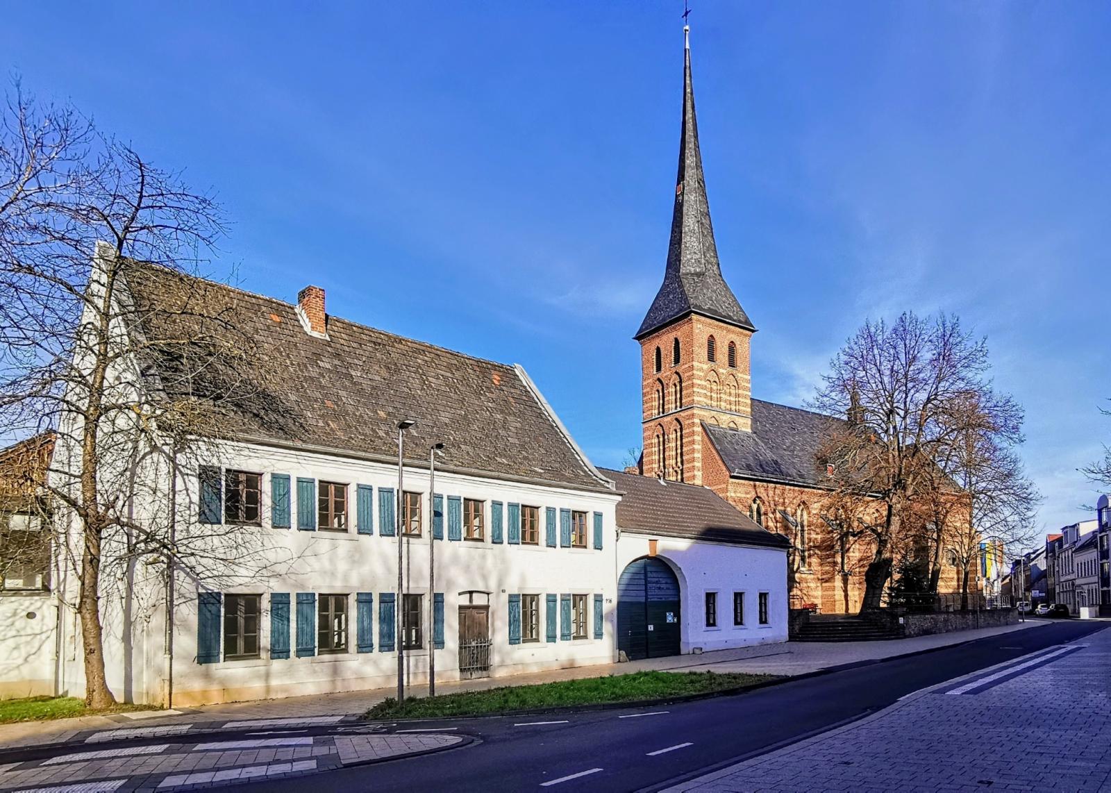St. Alban in Liblar mit Fronhof im Vordergrund