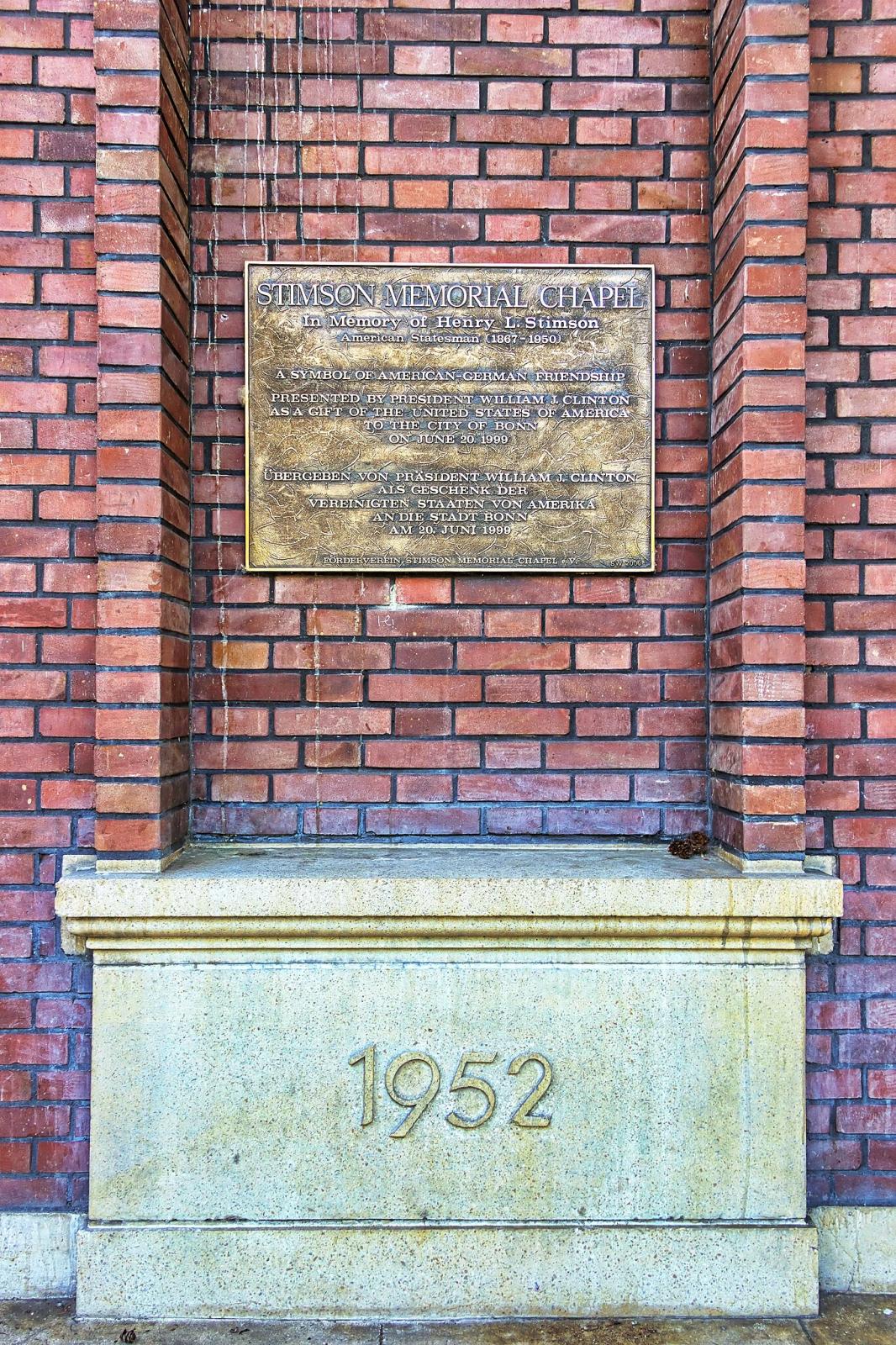 Gedenktafel und Baujahr an der Stimson Memorial Chapel in Bonn